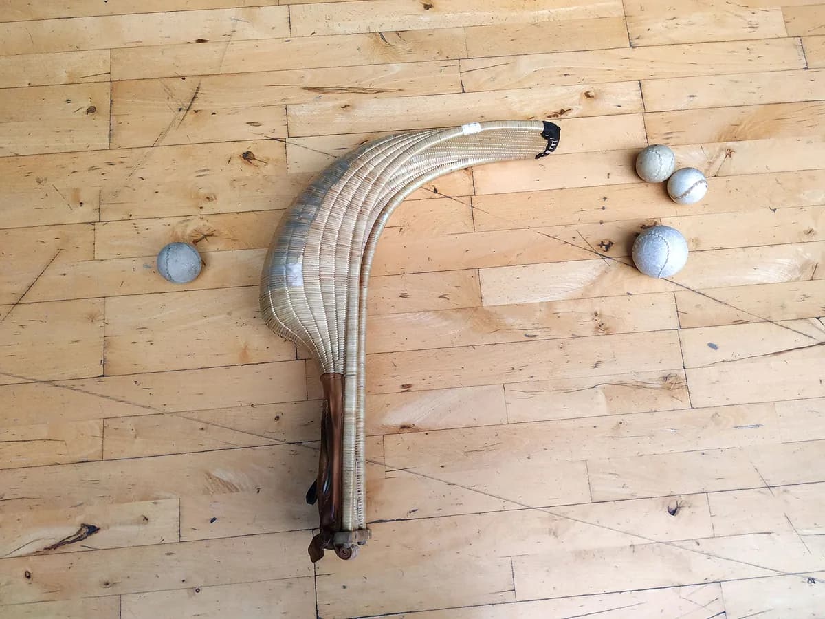 Pelota y cesta de juego